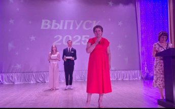 Выпускники одиннадцатого класса, завершившили долгий и насыщенный путь школьного обучения