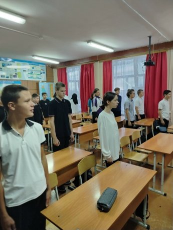 8 сентября, учебная неделя началась традиционно с торжественной линейки поднятия государственного флага РФ