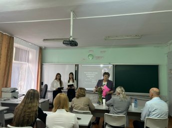 Учащиеся 10 класса защищали проекты, над которыми они работали в течении учебного года