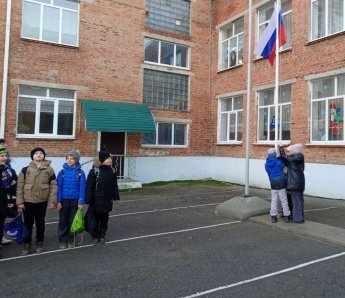Завершение самой короткой учебной недели торжественным спуском флага Российской Федерации