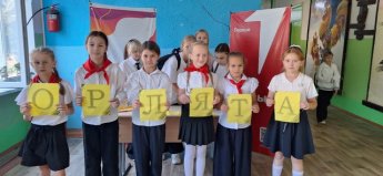 Буквы разные писать, тонким перышком в тетрадь - учат в школе!!