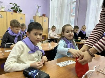 Педагог-психолог Манасян С.А с учащимися 1-х классов провела игру "Лото"