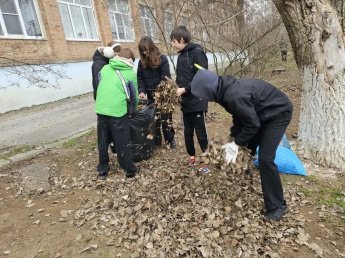 Школьники привели территорию школы в порядок!