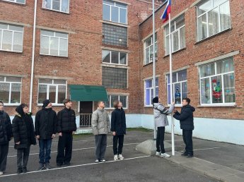 Торжественное ﻿поднятие флага РФ, посвященное ﻿началу ﻿третьей учебной четверти! 