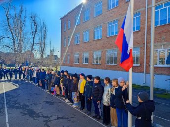 Закончилась третья учебная четверть по традиции  спуском флага РФ