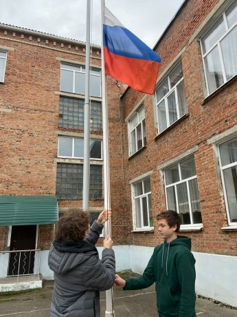 Учебный день в нашей школе начался с традиционного поднятия флага